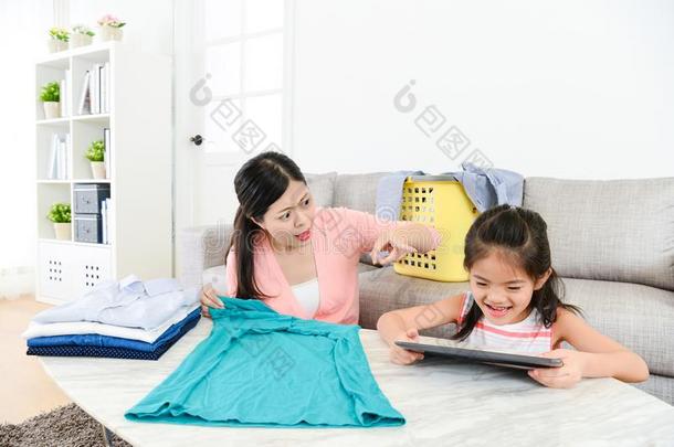 漂亮的母亲发现物小的女孩使用可移动的给装衬垫