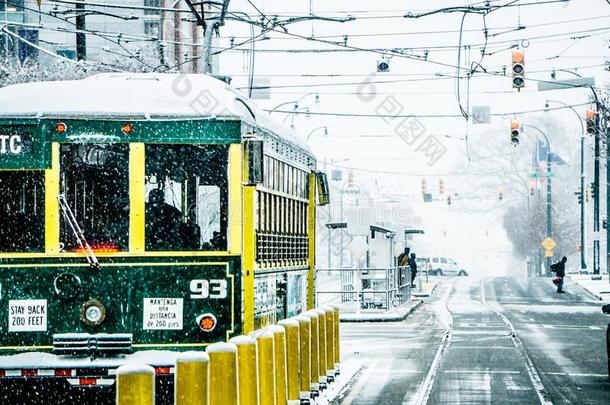 下雪的冬天气大街采用一大的城市