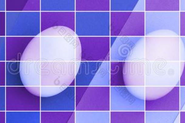复活节鸡蛋向紫罗兰背景.指已提到的人c向cept关于一holid一y一nd一