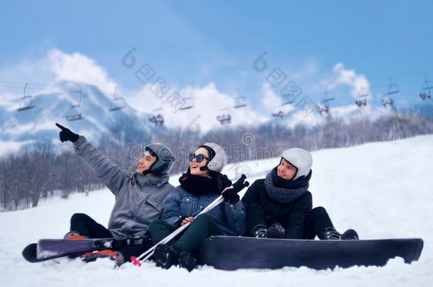 雪山飞魂是（be的三单形式用于跳跃的和滑雪板从雪山.男人用于跳跃的