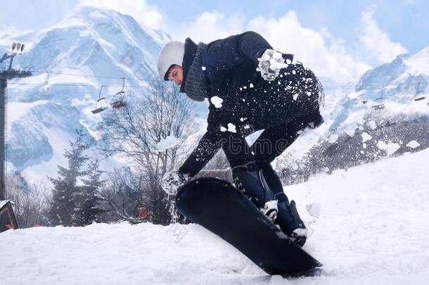 雪山飞魂是（be的三单形式用于<strong>跳跃</strong>的和滑雪板从雪山.男人用于<strong>跳跃</strong>的