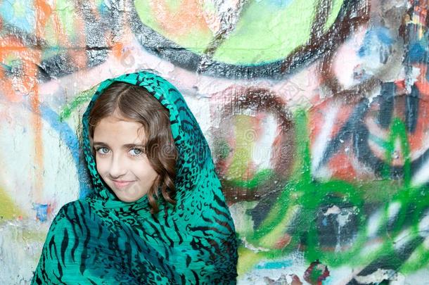 在墙上的乱涂乱写女孩和绿色的老虎围巾和美丽的面容