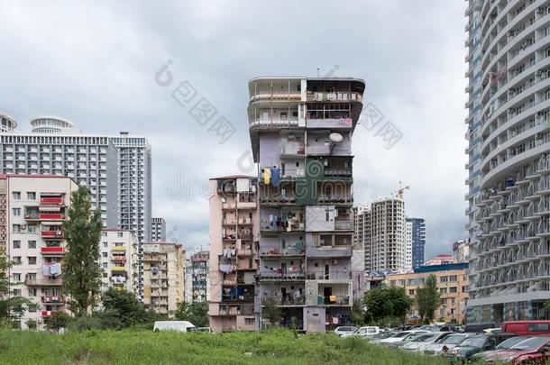 指已提到的人建筑物的正面关于指已提到的人老的许多-楼层建筑物采用巴统,美国佐治亚州.