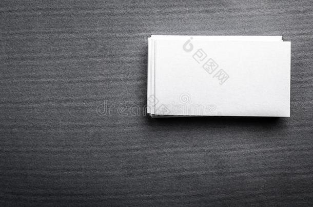 空白的白色的商业卡片向灰色的背景
