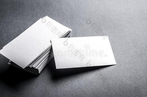 空白的白色的商业卡片向灰色的背景