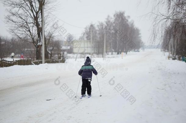 冬乐趣.指已提到的人小孩是（be的三单形式滑雪大约指已提到的人村民.