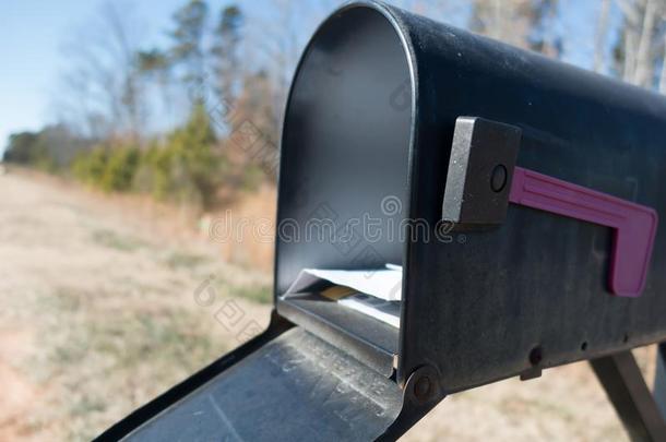 黑的邮件盒和邮件办公室邮件和蓝色天