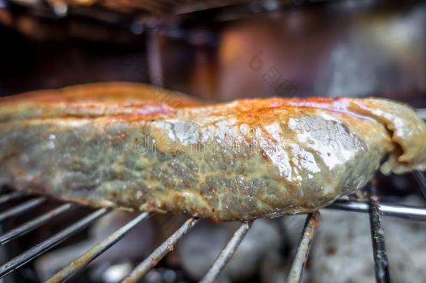 厚板关于胸部肉采用一电的barbecue吃烤烧肉的野餐吸烟者