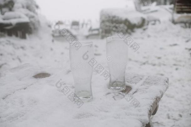 关在上面向两个空的啤酒眼镜采用指已提到的人雪