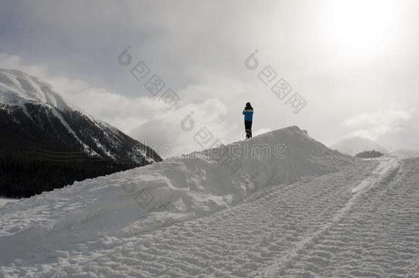 一男人向指已提到的人下雪的小山观察指已提到的人下雪的风景和莫泰