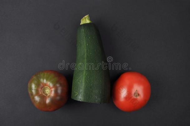 <strong>番茄</strong>和夏季产南瓜之一种向黑的背景