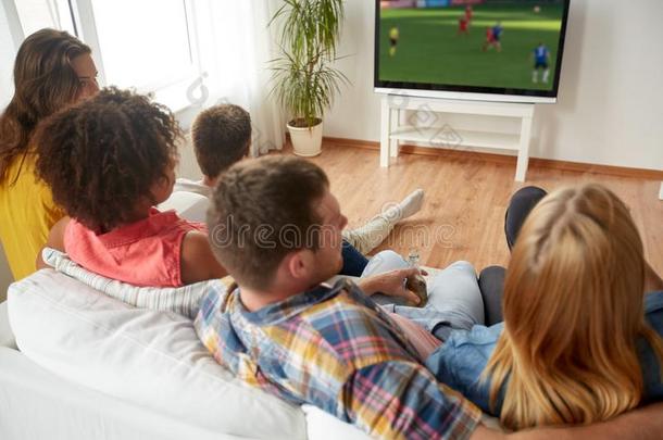 朋友观察足球游戏向television电视机在家