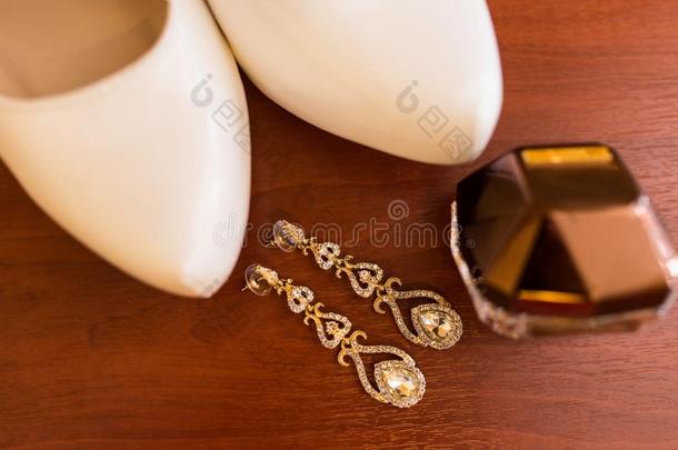 新婚的<strong>耳环</strong>和经雕琢的宝石采用集中,香水采用金瓶子,