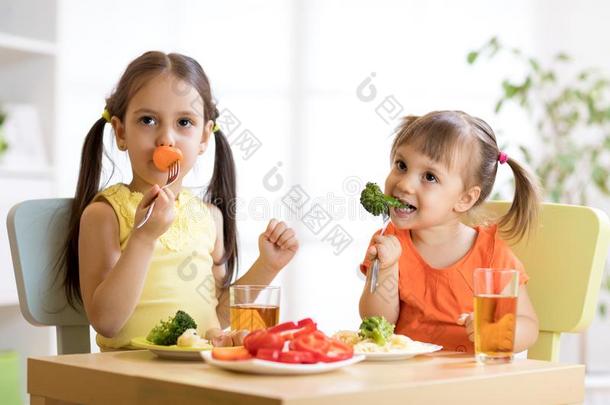 小孩孩子们吃蔬菜采用k采用dergarten或在家