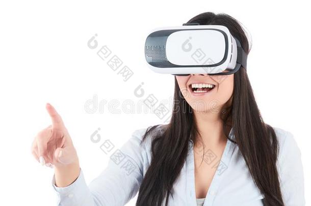 年幼的女人是（be的三单形式使用VirtualReality虚拟现实戴在头上的耳机或听筒向白色的背景