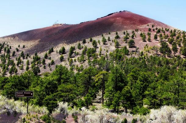 小山在近处日落火山口采用旗杆亚利桑那州