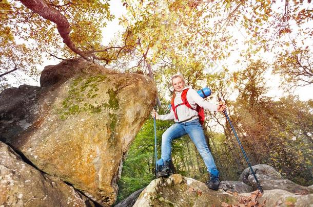 远足者出发旅行向徒步旅行山采用秋