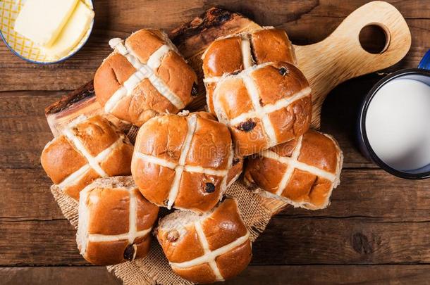 复活节<strong>早餐</strong>和热的十字架圆形的小面包或<strong>点心</strong>