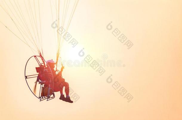 运动动力伞采用指已提到的人日落天
