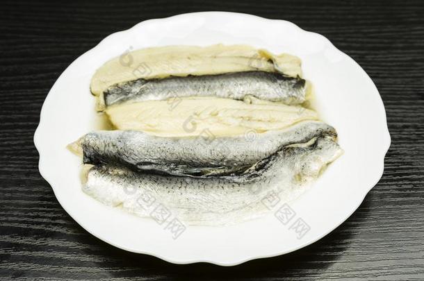 白色的盘子和鲱鱼采用油.