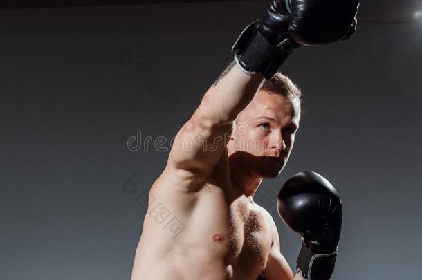 像运动家的男人在的时候拳击练习制造直接的打