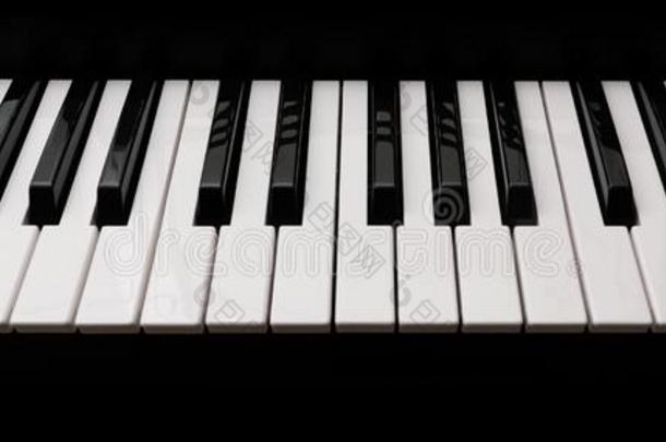 宏大的<strong>钢琴</strong>键盘和有光泽的黑的和白色的调同样地一音乐