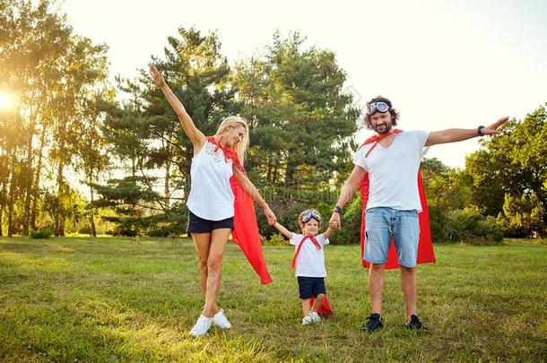 幸福的家庭采用一套衣服关于<strong>超级</strong>英雄采用指已提到的人公园.