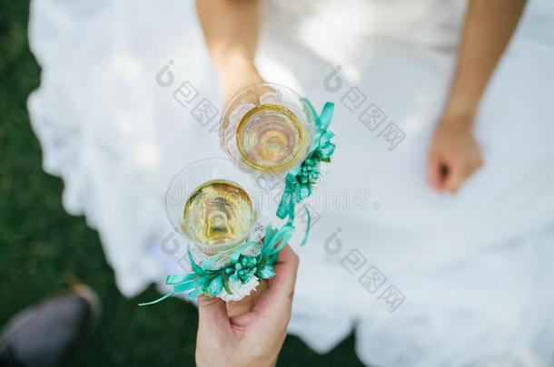 新婚夫妇发出叮当声眼镜和香槟酒