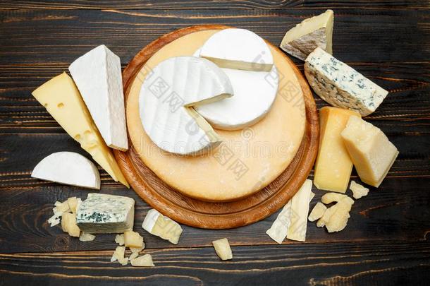 各种各样的类型关于奶酪-帕尔马干酪,法国布里白乳酪,羊乳干酪,切德干酪