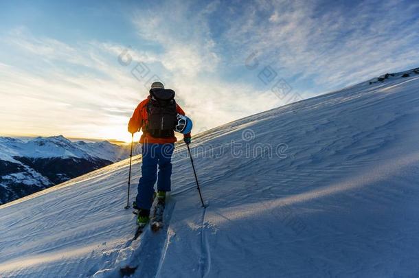 滑雪和令人惊异的看法关于来自瑞士的著名的山采用美丽的