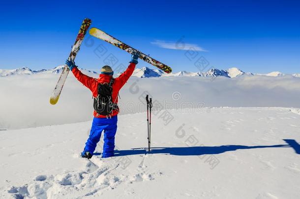 滑雪和令人惊异的看法关于来自瑞士的著名的山采用美丽的