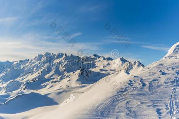 滑雪和令人惊异的看法关于来自瑞士的著名的山采用美丽的