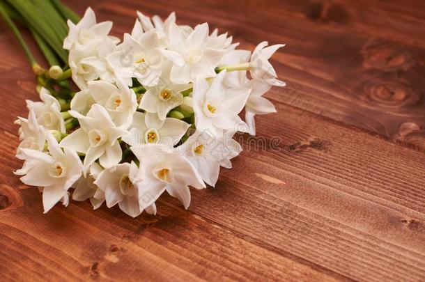 新鲜的花束关于白色的水仙花向一木制的t一ble