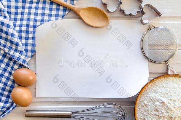 空白的笔记为食谱和厨房器具大约