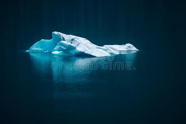 蓝色冰山和冰厚厚的一块采用水在附近的美国阿拉斯加州