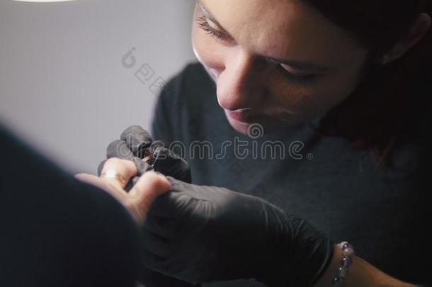 肖像关于修指甲硕士采用医学的面具-Polish采用g钉子采用