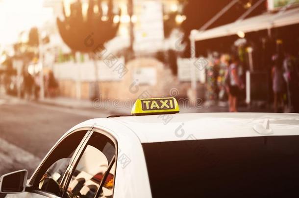 黄色的出租车符号.出租车汽车向指已提到的人大街采用城市.桔子黄色的