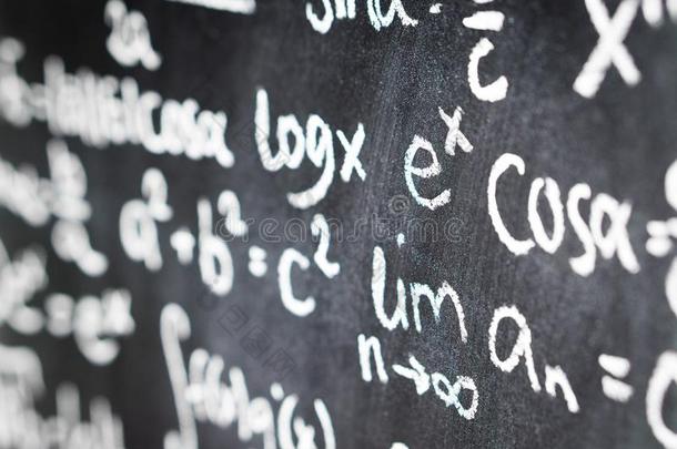 关在上面关于黑板满的关于数学方程式,公式和数字