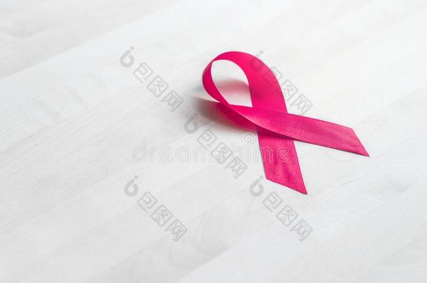 <strong>乳房</strong>癌症察觉观念.粉红色的带向一木制的t一ble.