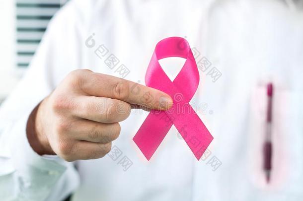 乳房癌症察觉观念.医生佃户租种的土地粉红色的带.