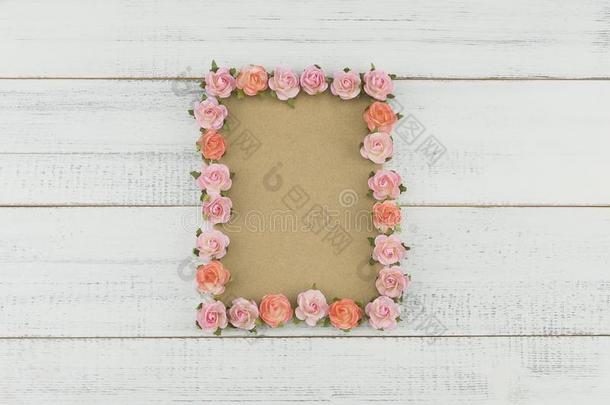 空白的棕色的卡片装饰和粉红色的玫瑰纸花