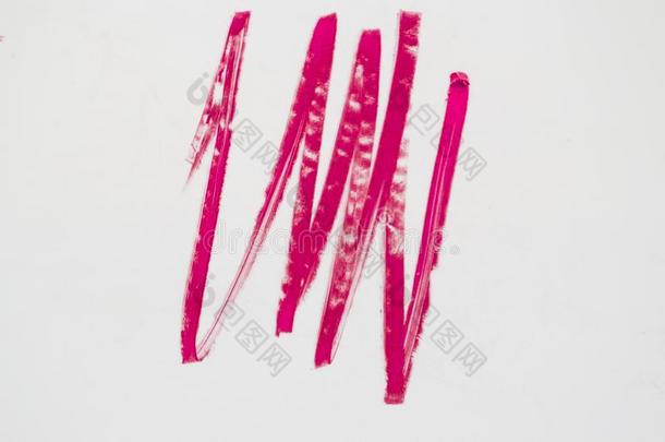 涂抹关于红色的化妆品嘴唇铅笔向白色的背景,粉红色的线条