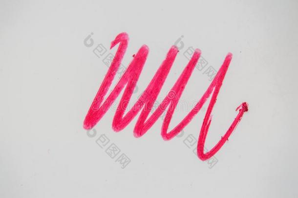涂抹关于红色的化妆品嘴唇铅笔向白色的背景,粉红色的线条