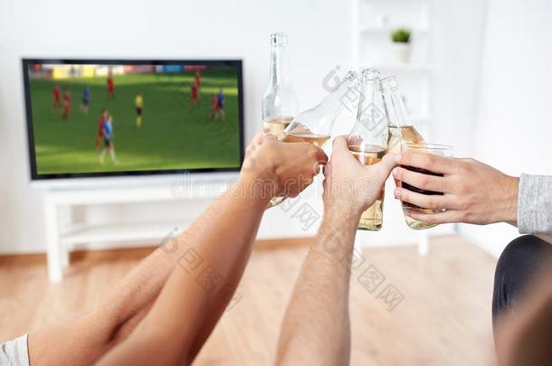 朋友和啤酒观察足球或足球游戏