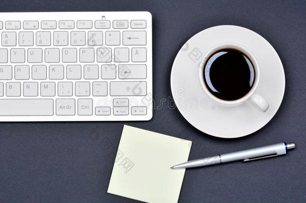办公室书桌表和空的记下,咖啡豆杯子和键盘比较两个或多个文件