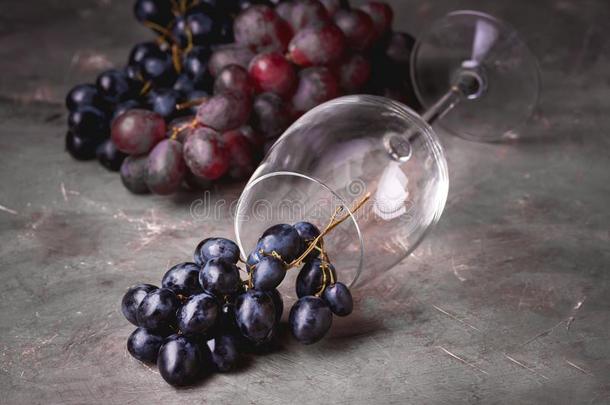 红色的葡萄酒玻璃和红色的葡萄背景水平的背景winter冬天