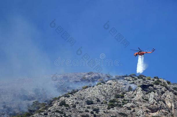 火直升机使熄灭指已提到的人火向指已提到的人山坡.希腊.