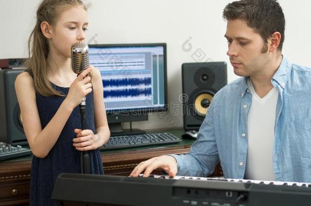 男人和小的女孩排练歌曲.