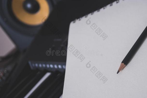 钢琴键盘,笔和纸.