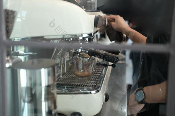 咖啡豆制造者机器为酿造新鲜的浓咖啡咖啡豆采用咖啡馆